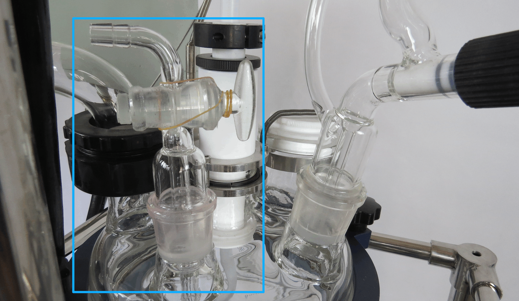 第三个便是玻璃加料开关接口了