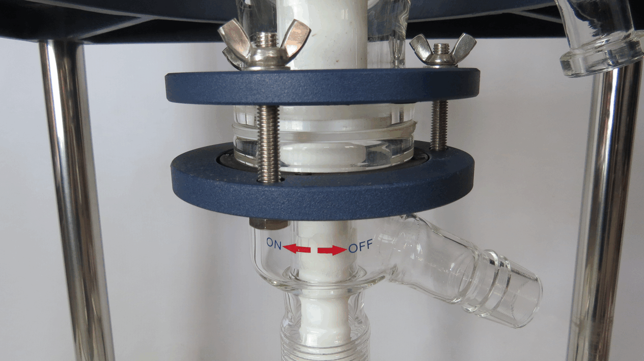 玻璃底阀通过铝制夹具和四氟垫片将放料阀固定在釜体底部以保证密封性